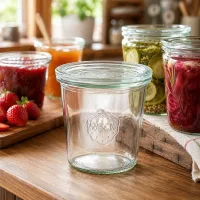 WECK Einmachglas 290ml in Küche mit bunten Marmeladen und Konserven als Anwendungsbeispiel für Aufbewahrung