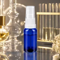 Hochwertige 20ml Glasflasche blau mit auslaufsicherem weißem Sprühkopf für Naturkosmetik
