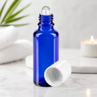 Nachfüllbare 30ml Roll-On Flasche aus blauem Apothekerglas mit weißem Standardverschluss