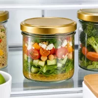 225ml Sturzglas UNiTWIST BasicSeal gold mit Schichtsalat im Kühlschrank - praktisches Meal Prep Glas für Vorrat