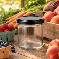 125ml Sturzglas mit schwarzem Deckel zwischen frischem Obst und Gemüse auf Holztisch Marktstand-Atmosphäre