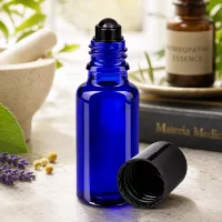 20ml blaue Apothekerflasche als Roll-On für Parfum und Naturkosmetik