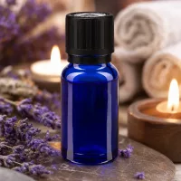 Blaue Glasflasche 10ml mit Kindersicherung für Lavendelöl und ätherische Öle im Wellnessbereich