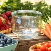 WECK Tulpenglas 580ml RR100 Einmachglas aus Glas mit Logo umgeben von frischem Obst und Gemüse auf Holztisch