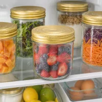 415ml Sturzglas Familia Wiss mit goldenem Deckel gefüllt mit Beeren im Kühlschrank neben anderen Vorratsgläsern