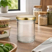 Leeres 400ml Honigglas mit goldenem BasicSeal UNiTWIST Deckel in moderner Küche zwischen Vorratsgläsern