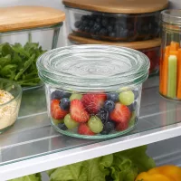 WECK Sturzglas 50ml mit Beerenmischung im Kühlschrank zur frischen Aufbewahrung von Obst und Lebensmitteln