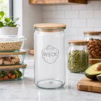 WECK Zylinderglas 340ml RR60 mit Holzdeckel in Küchenambiente neben Meal-Prep-Behältern und Vorratsdosen
