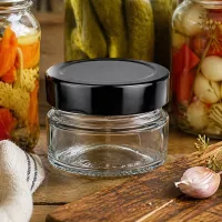 80ml Rundglas BasicSeal schwarz UNiTWIST Küchenszene Einmachgläser Holzbrett Knoblauch Dill Konservierung