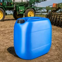 Blauer PE-Kanister 30 Liter mit OV-Verschluss für Agrarbetrieb neben Bodenbearbeitungsmaschine