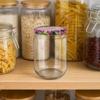 Rundes 555ml Einmachglas BasicSeal Blüte neben großen Weckgläsern im Küchenregal