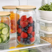WECK Zylinderglas 340ml RR60 mit Holzdeckel gefüllt mit frischen Beeren im Kühlschrank als Frischhalteglas