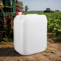 Robuster Feldkanister 20 Liter mit seitlichem Auslaufventil auf Erdboden