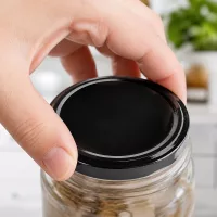 Schwarzer BasicSeal TO63 Deckel 63mm UNiTWIST auf gefülltem Vorratsglas in heller Küche