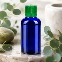 Stilvolle 50ml Glasflasche in tiefem Blau mit kontrastierendem grünen Deckel für Serums und Öle