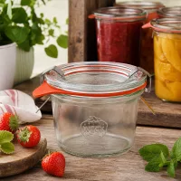 WECK Sturzglas 80ml RR60 in rustikaler Küche mit Erdbeeren und Einmachgläsern mit Marmelade im Hintergrund
