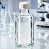 Hochwertige Apothekerflasche 50ml Meplat klar mit weißem PE-Verschluss vor Laborausstattung