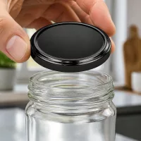 Nahaufnahme 63mm TO63 BasicSeal Deckel schwarz kurz vor dem Aufschrauben auf Vorratsglas