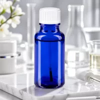 Kompakte 20ml Flasche aus blauem Apothekerglas mit gerilltem weißen Verschluss