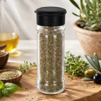 Kompaktes Kräuterstreuer-Glas 100ml aus Glas mit mattschwarzem Deckel auf Holzunterlage