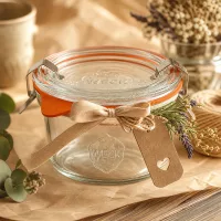 WECK 50ml Sturzglas RR60 dekorativ arrangiert mit Schleife und Lavendel als Geschenkidee auf rustikalem Holztisch