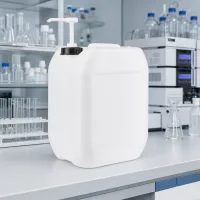 Kompakter quadratischer 10L Kunststoffkanister mit Pumpenaufsatz für professionelle Dosieranwendungen
