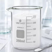 Becherglas 250ml niedrige Form UNiTWIST mit weißer körniger Substanz über dem Rand gefüllt