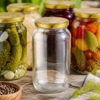 1062ml Rundglas leer zwischen gefüllten Einmachgläsern mit Gurken Gemüse goldener Bienenwabe-Deckel Einmachen Konservier