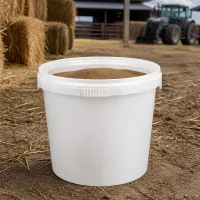 Weißer Vorratsbehaelter 1 Liter aus PP mit Deckel gefüllt mit gemahlenem Tierfutter