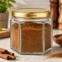 UNiTWIST Hexa47 Glasgefäß mit goldenem BioSeal Deckel gefüllt mit Zimt in rustikaler Küche