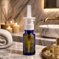 Blaue 10ml Pharmaflasche mit weißem Nasenspray-Mechanismus und klarer Applikatordüse