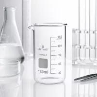 Klares Becherglas 150ml hohe Form UNITWIST Borosilikat 3.3 im professionellen Laborumfeld