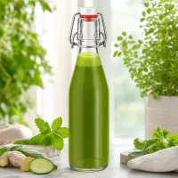 250ml Glasflasche mit Bügelverschluss gefüllt mit grünem Smoothie, Ingwer Gurke Minze Kräuter natürliche Zutaten