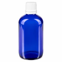 Hochwertige blaue Lichtschutzflasche aus Glas mit kindersicherem Tropfverschluss in weiß