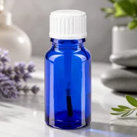 Kompakte blaue Pinselflasche 10ml aus UV-schützendem Apothekerglas mit weißem Deckel
