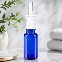 Pharmazeutische 20ml Nasensprayflasche blau mit kindersicherem weißen Pumpverschluss aus Glas