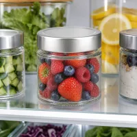 UNiTWIST Rundglas 135ml mit Silberdeckel neben Gurken Salat und Zitronenwasser im Kühlschrank