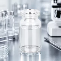 Hochwertige Klarglas Viale 5ml für Injektionslösungen vor medizinischem Laborhintergrund mit Mikroskop