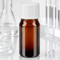 Kompakte 5ml Braunglas-Tropfflasche mit Standard KiSi Verschluss weiß und 1,2mm Dosieröffnung