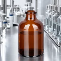 Injektionsflasche Braunglas 50ml mit bernsteinfarbenem Glaskörper in pharmazeutischer Produktionsumgebung