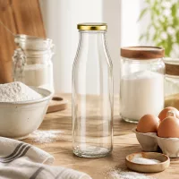 500ml Glasflasche BasicSeal Deckel gold in Backküche mit Mehl Eiern Milchglas auf Holzarbeitsfläche Küchenutensilien