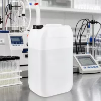 Chemikalienkanister 15 Liter mit flexiblem Auslaufrohr neben pH-Meter im Labor