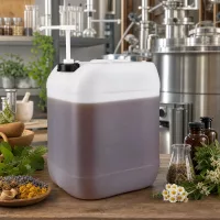 Quadratischer 20 Liter Kanister mit schwarzem Deckel und Pumpe in naturheilkundlicher Umgebung