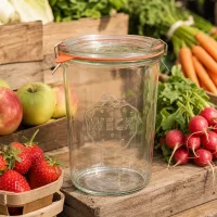 WECK RR100 Einmachglas 850ml mit frischem Obst und Gemüse auf rustikalem Holztisch als Küchenszene für Vorratshaltung