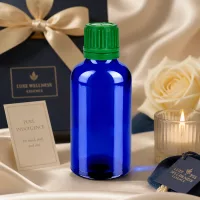 Stilvolle 50ml Flasche aus blauem Spezialglas mit grünem Verschluss für Premium-Hautpflege