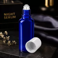 Schlanke blaue 30ml Glasrollflasche mit transparenter Rollkugel für Kosmetikanwendungen
