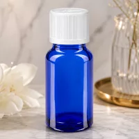 Blaue 10ml Tropfflasche aus Glas mit weißem Kindersicherheitsverschluss Seitenansicht