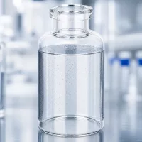 Transparente 30ml Pharmaglasflasche mit wässrigem Inhalt und sichtbaren Mikroblasen Laborumgebung
