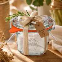 WECK Sturzglas 35ml RR40 als Geschenk dekoriert mit Schleifenband Rosmarin und Handmade-Anhänger