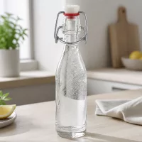 50ml Glasflasche Bügelverschluss in moderner Küche mit Wasser gefüllt - praktische Anwendung im Alltag